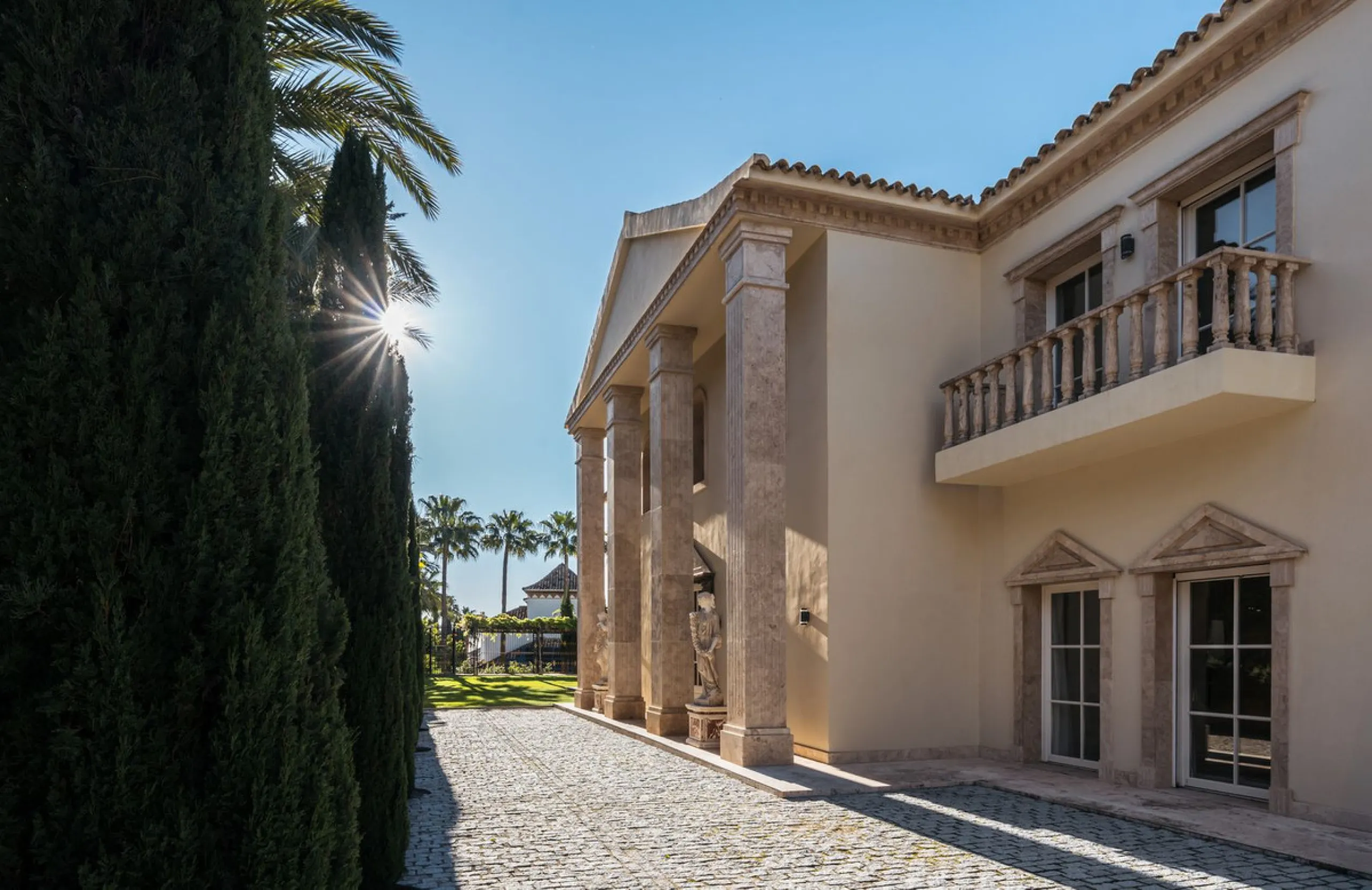 Großzügige Villa mit Meerblick und umfassender privater Ausstattung in Marbella
