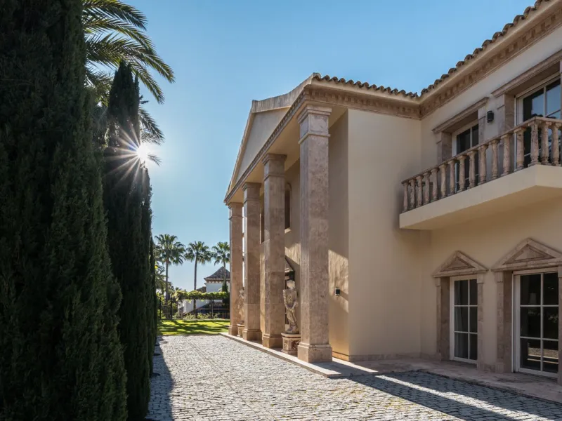 Großzügige Villa mit Meerblick und umfassender privater Ausstattung in Marbella
