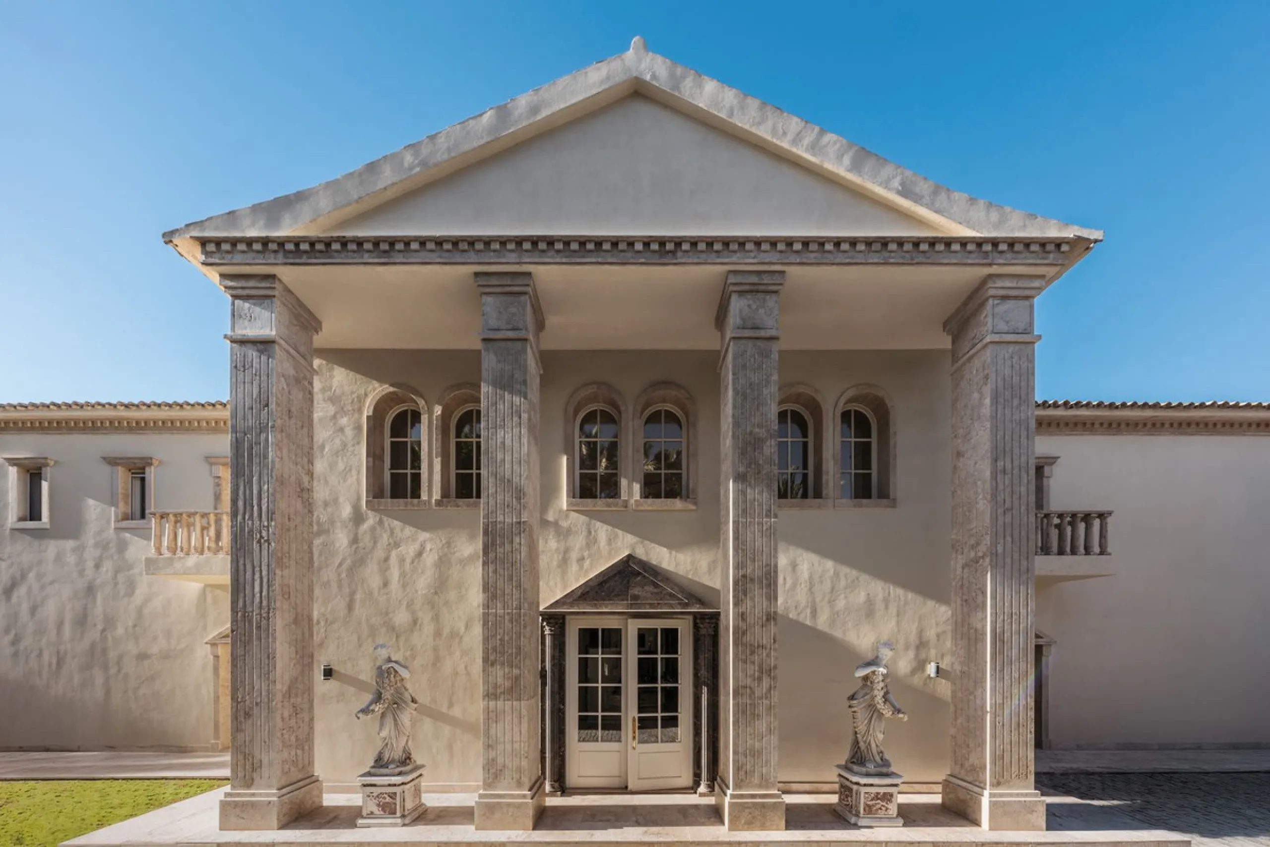 Großzügige Villa mit Meerblick und umfassender privater Ausstattung in Marbella