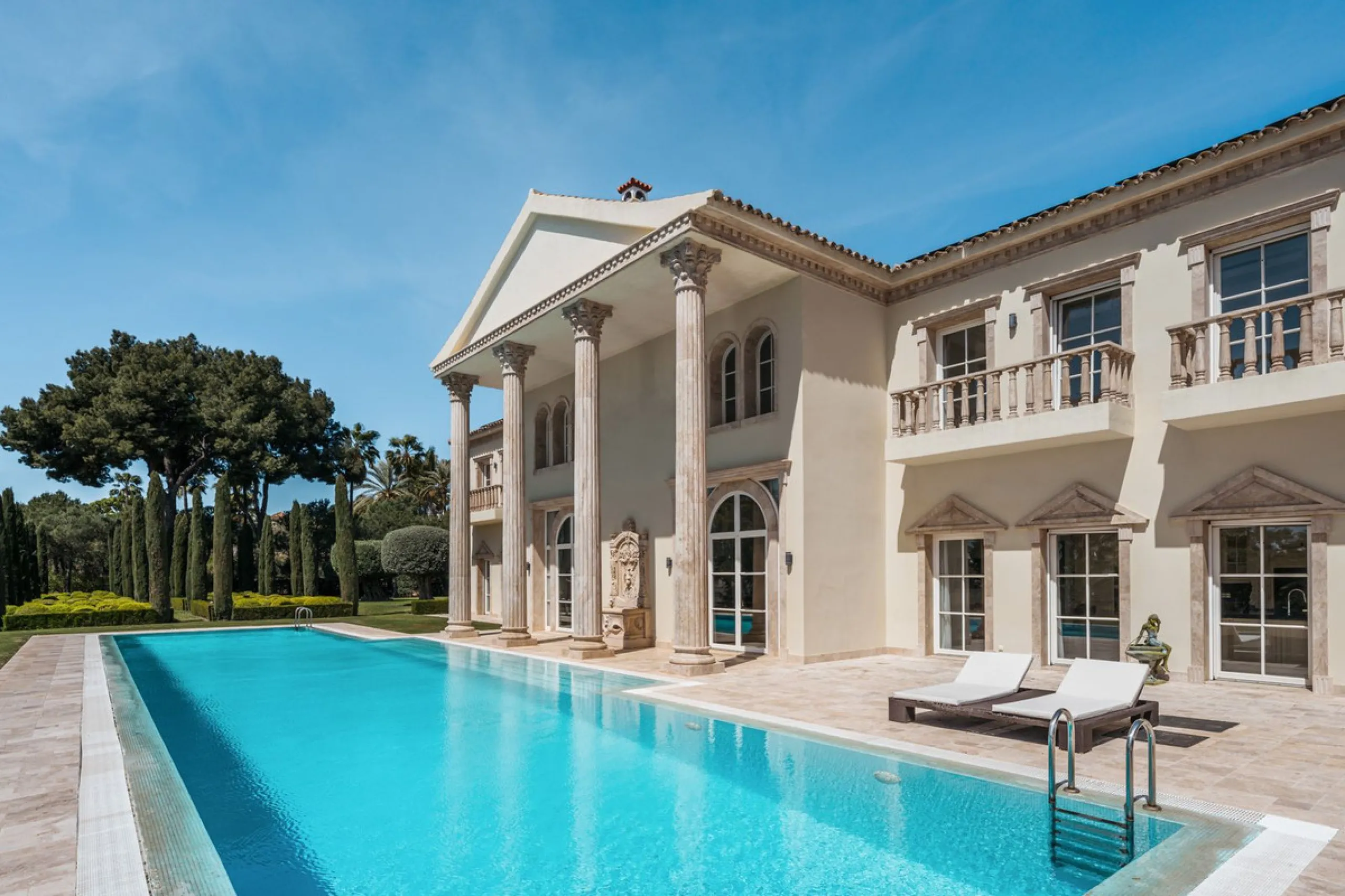 Großzügige Villa mit Meerblick und umfassender privater Ausstattung in Marbella