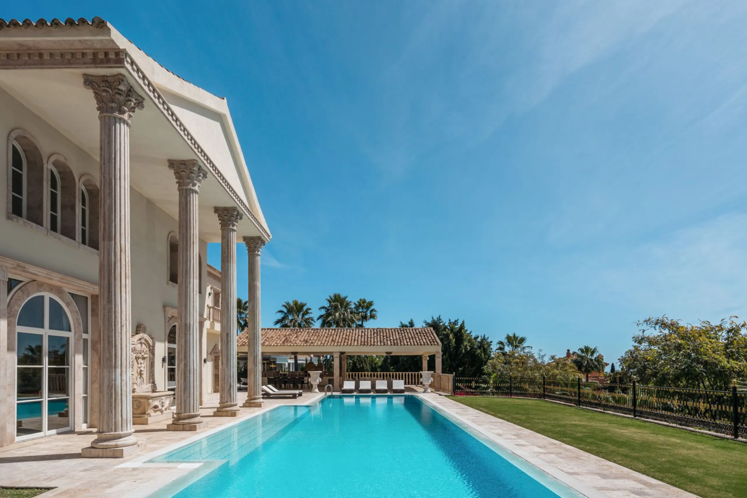 Großzügige Villa mit Meerblick und umfassender privater Ausstattung in Marbella