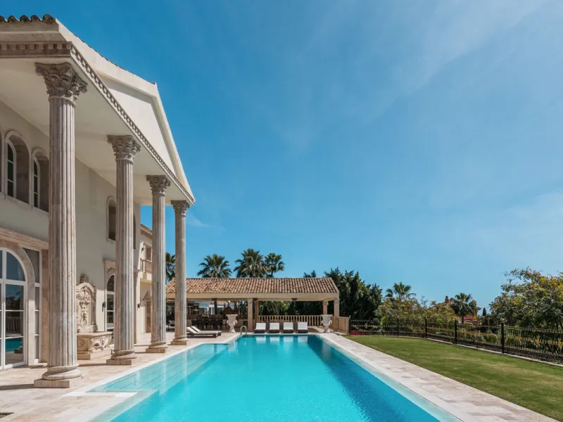 Großzügige Villa mit Meerblick und umfassender privater Ausstattung in Marbella
