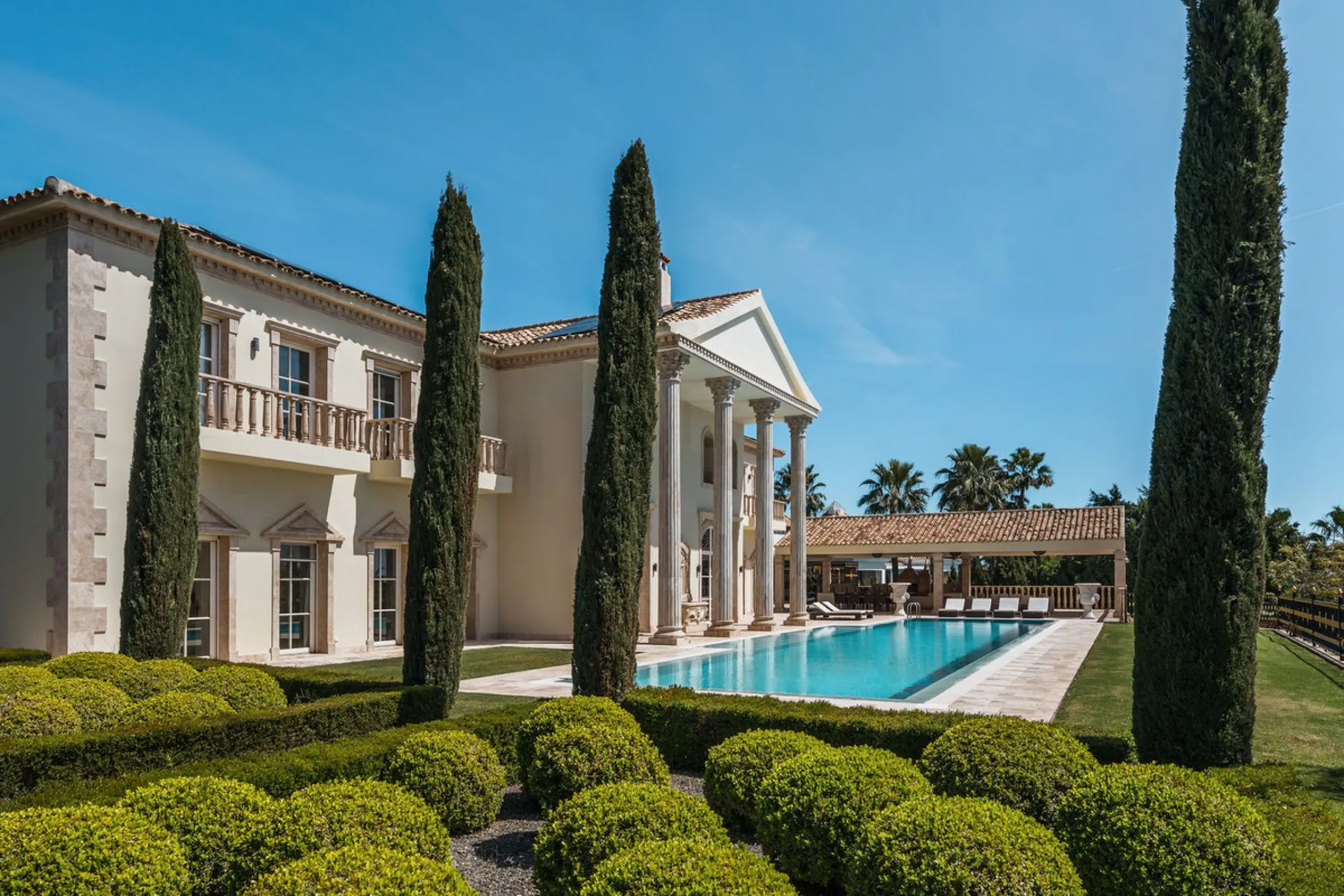 Großzügige Villa mit Meerblick und umfassender privater Ausstattung in Marbella