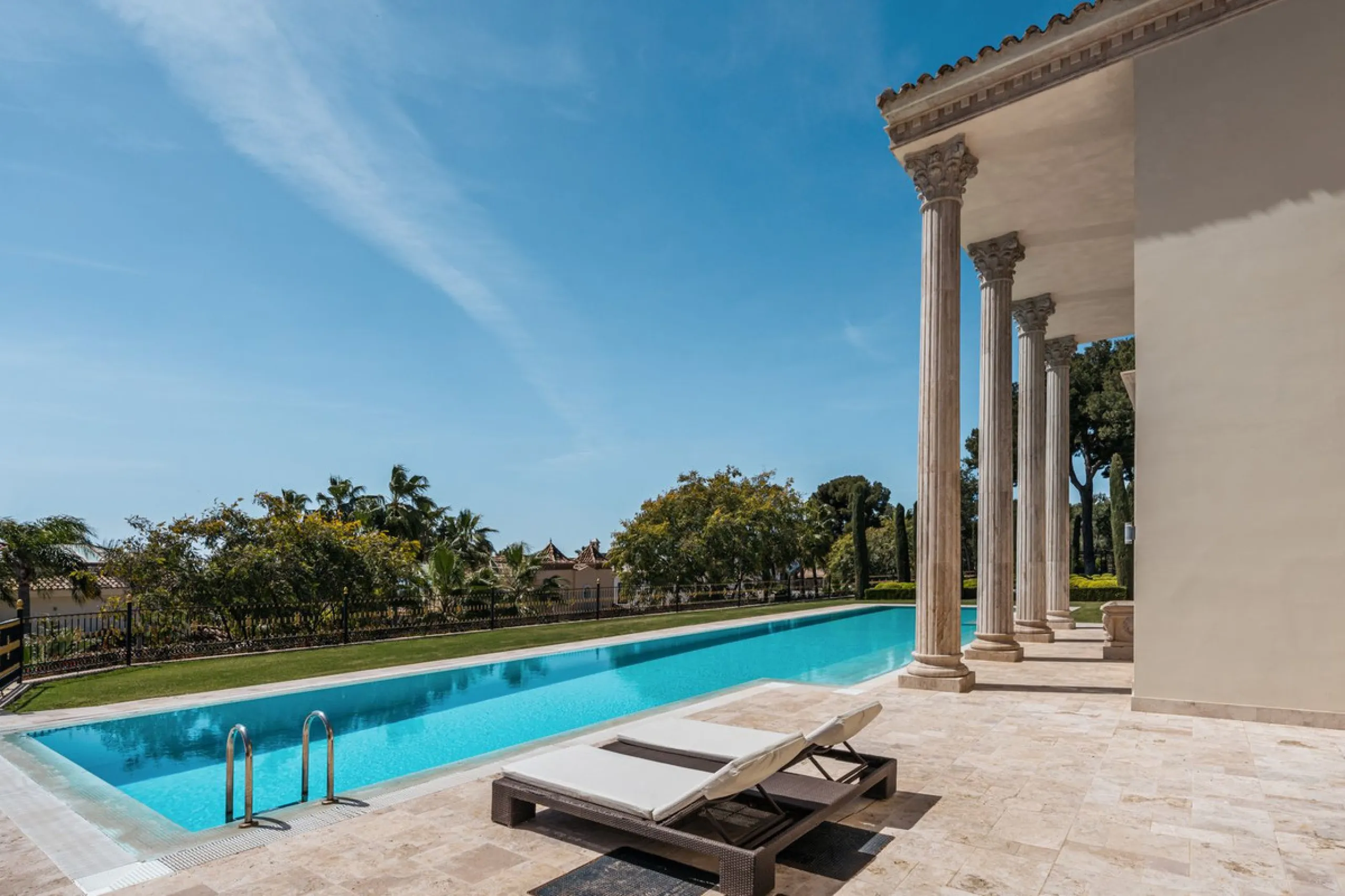 Großzügige Villa mit Meerblick und umfassender privater Ausstattung in Marbella