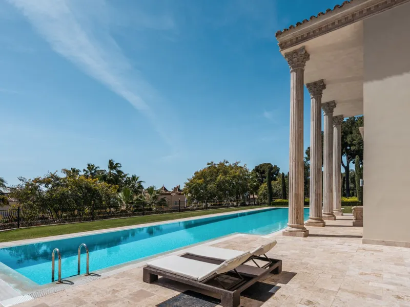Großzügige Villa mit Meerblick und umfassender privater Ausstattung in Marbella