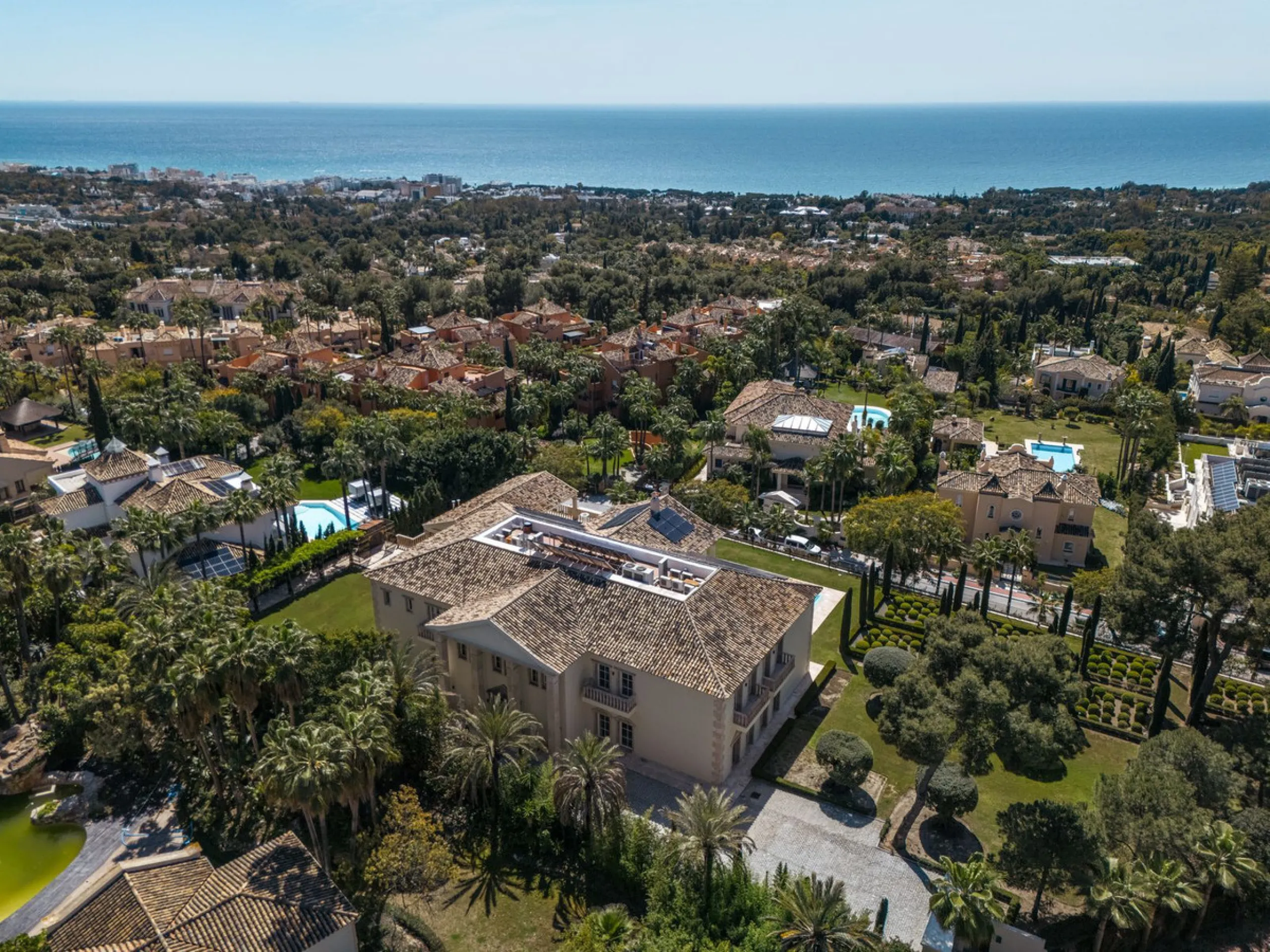 Großzügige Villa mit Meerblick und umfassender privater Ausstattung in Marbella
