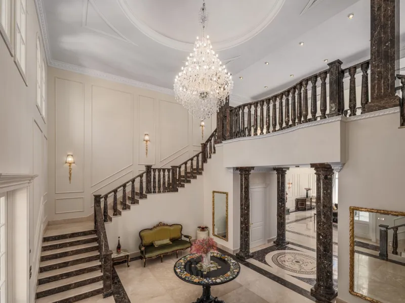 Großzügige Villa mit Meerblick und umfassender privater Ausstattung in Marbella
