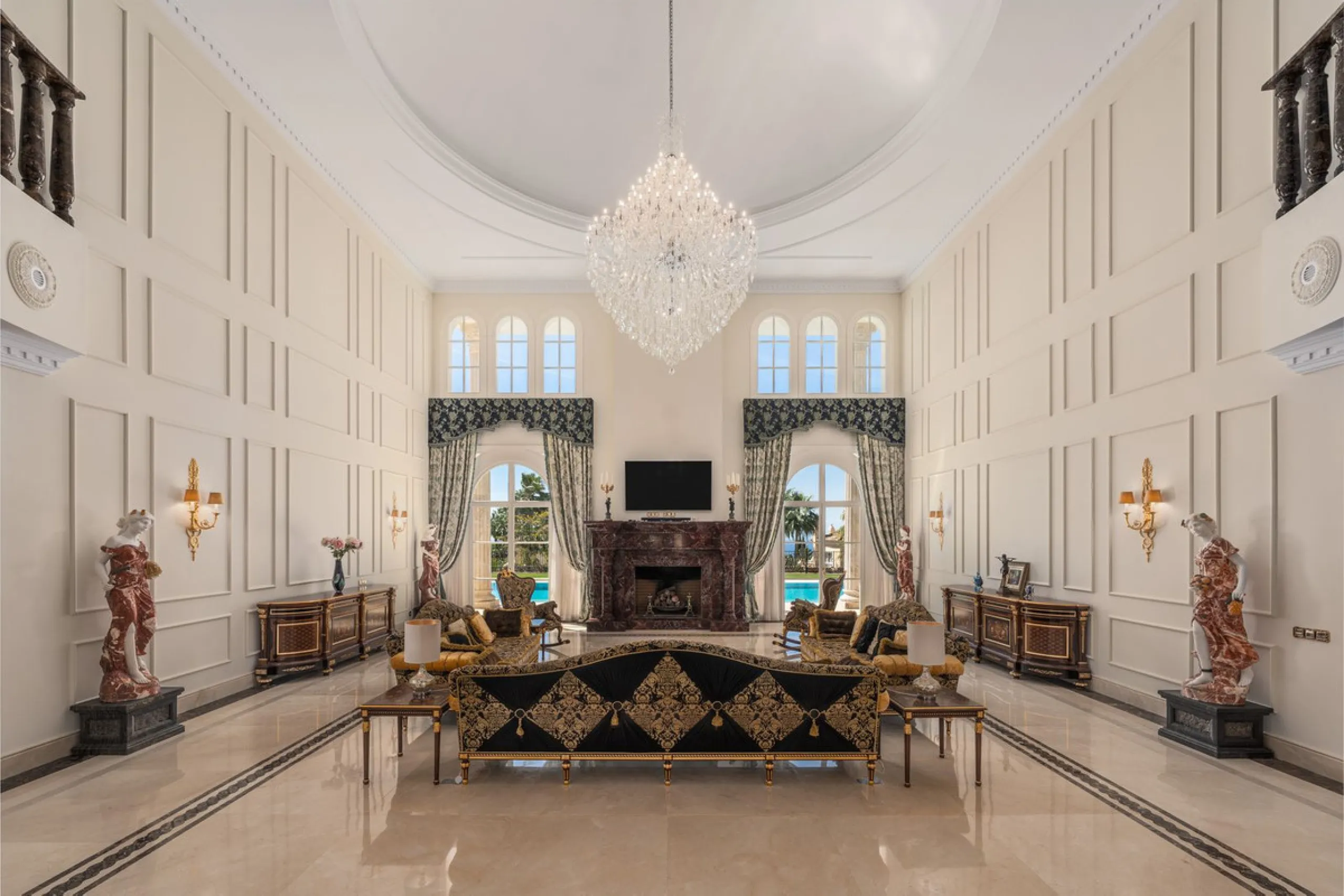 Großzügige Villa mit Meerblick und umfassender privater Ausstattung in Marbella