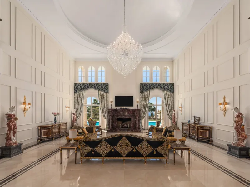 Großzügige Villa mit Meerblick und umfassender privater Ausstattung in Marbella