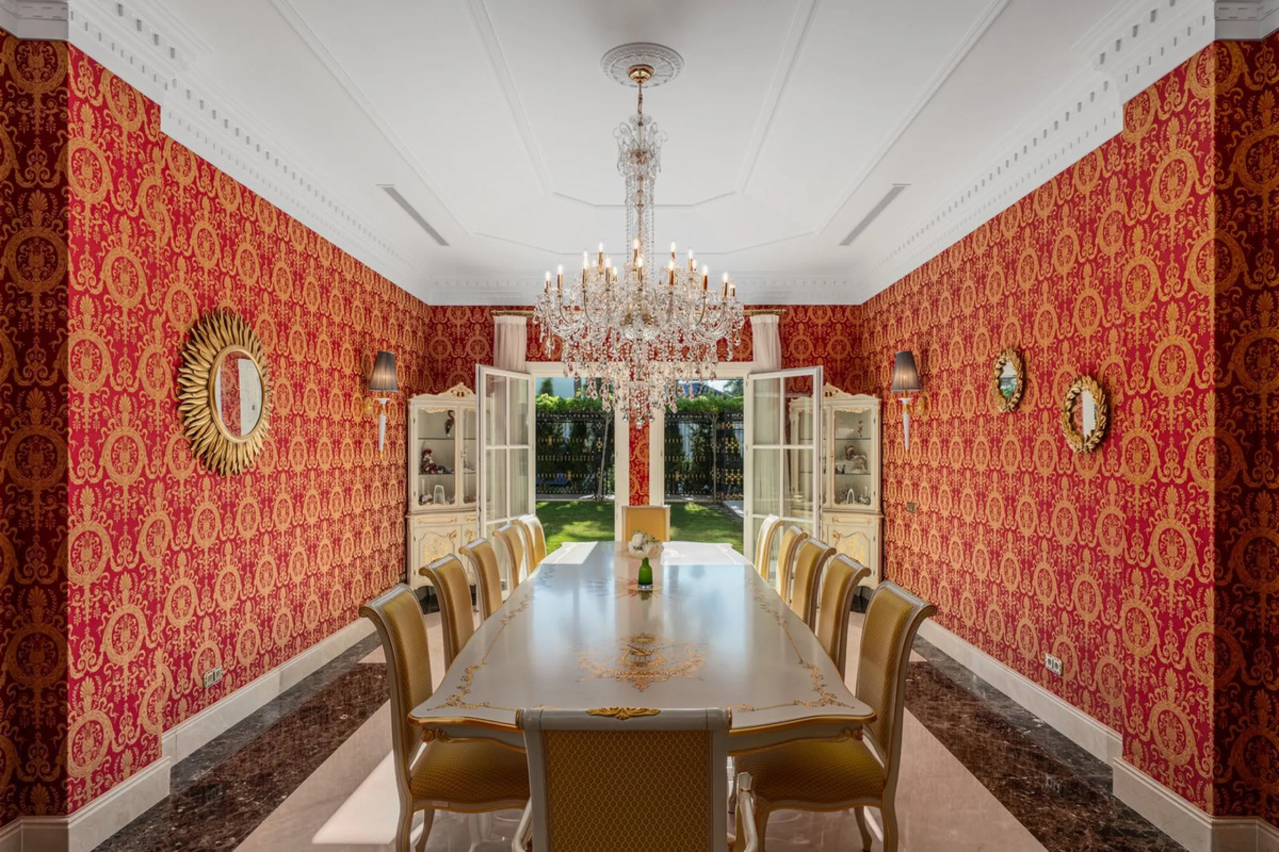 Großzügige Villa mit Meerblick und umfassender privater Ausstattung in Marbella