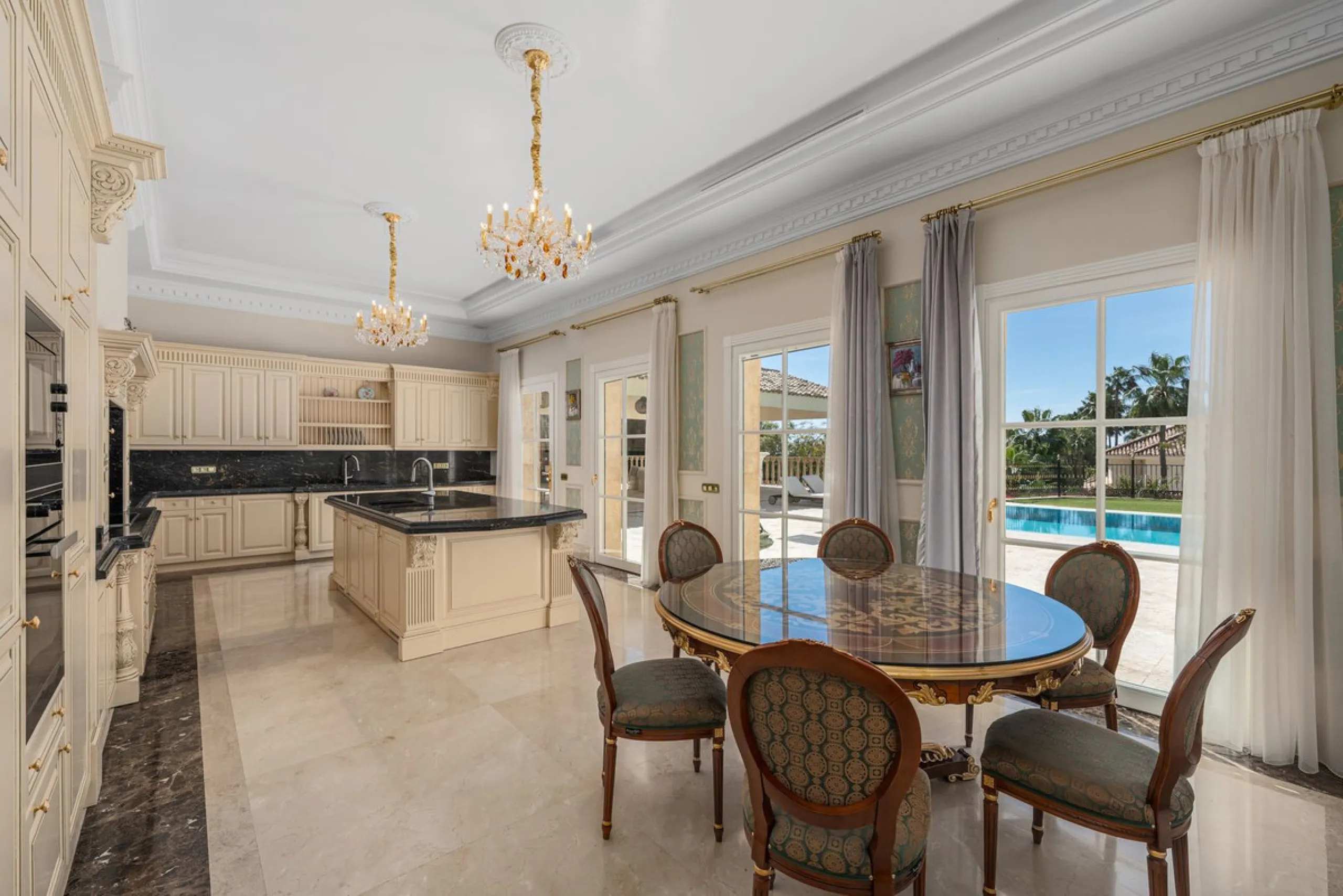 Großzügige Villa mit Meerblick und umfassender privater Ausstattung in Marbella