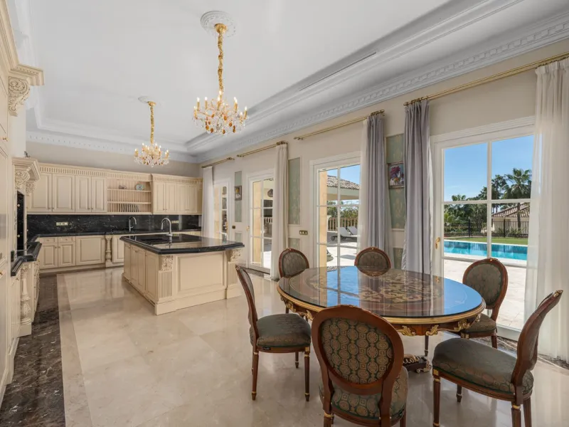Großzügige Villa mit Meerblick und umfassender privater Ausstattung in Marbella