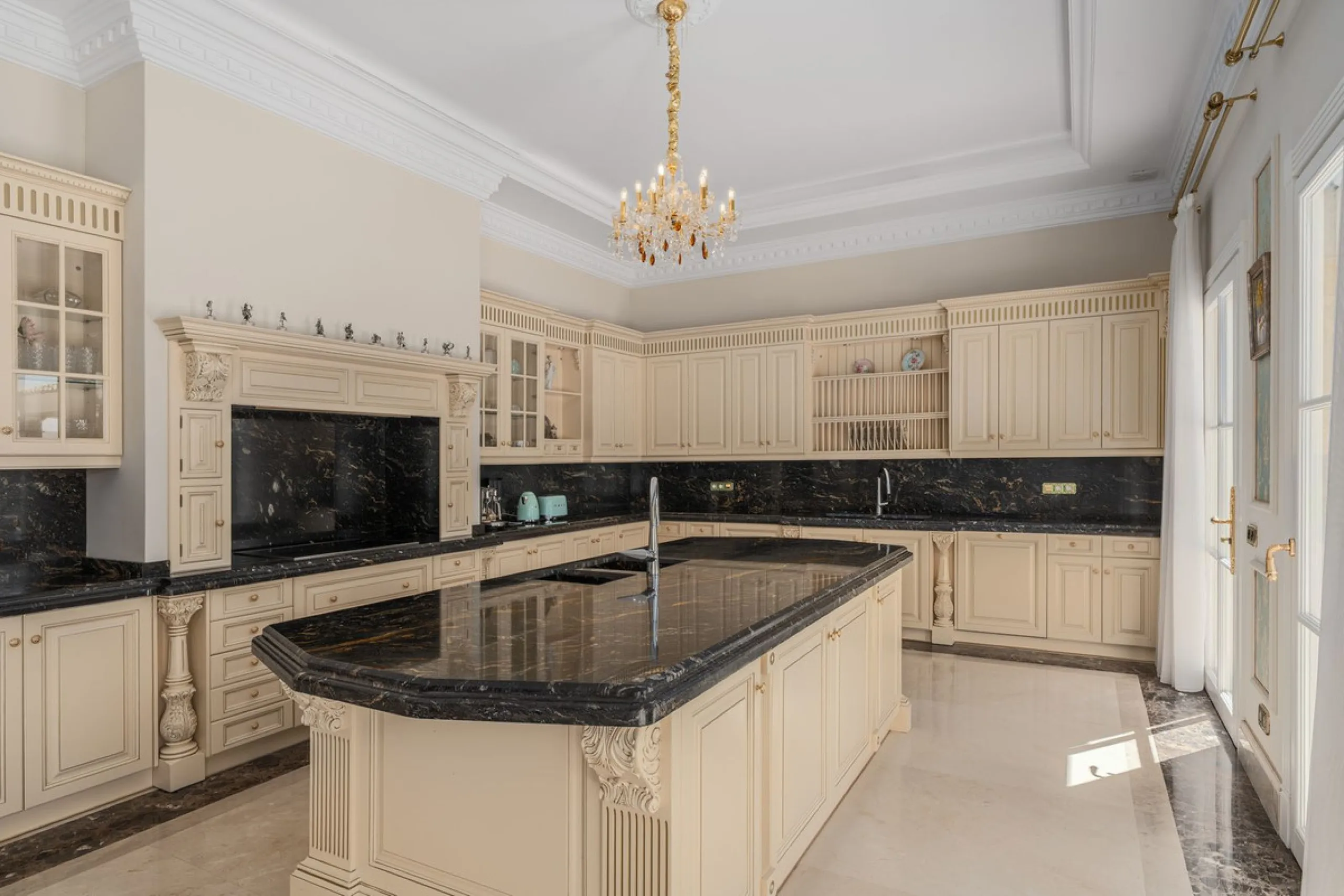 Großzügige Villa mit Meerblick und umfassender privater Ausstattung in Marbella
