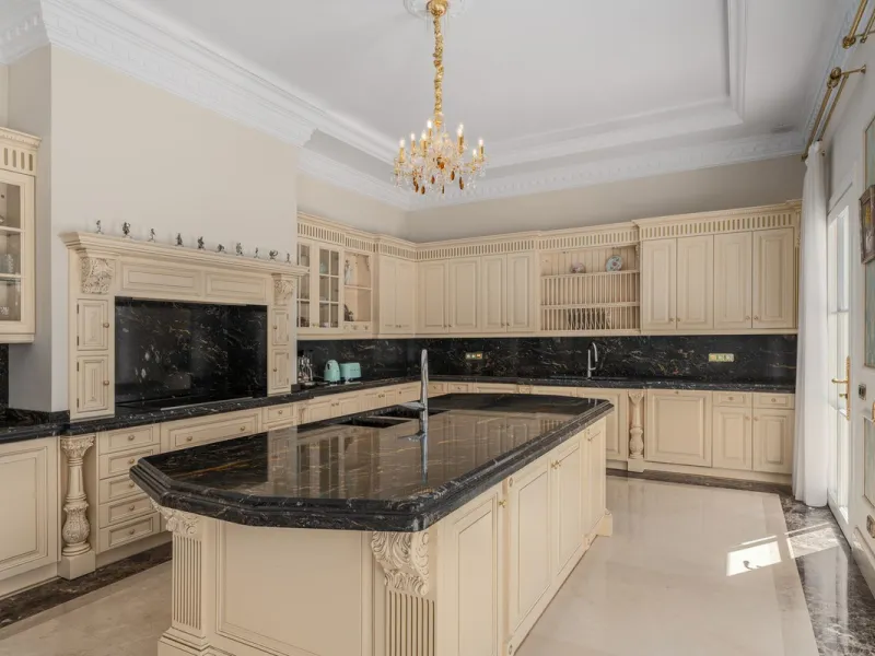 Großzügige Villa mit Meerblick und umfassender privater Ausstattung in Marbella