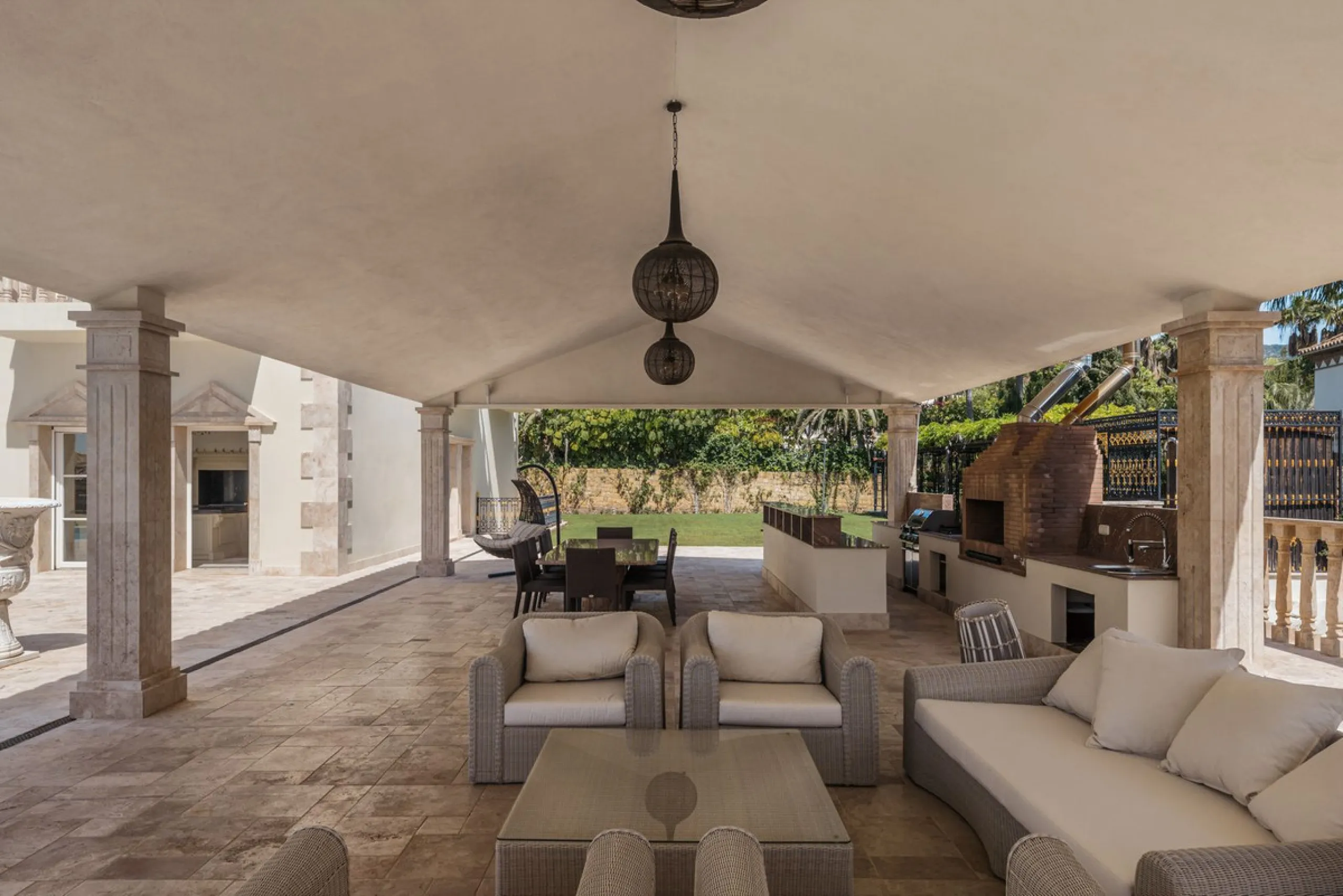 Großzügige Villa mit Meerblick und umfassender privater Ausstattung in Marbella