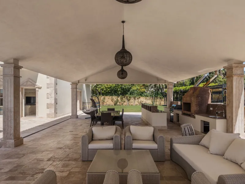 Großzügige Villa mit Meerblick und umfassender privater Ausstattung in Marbella
