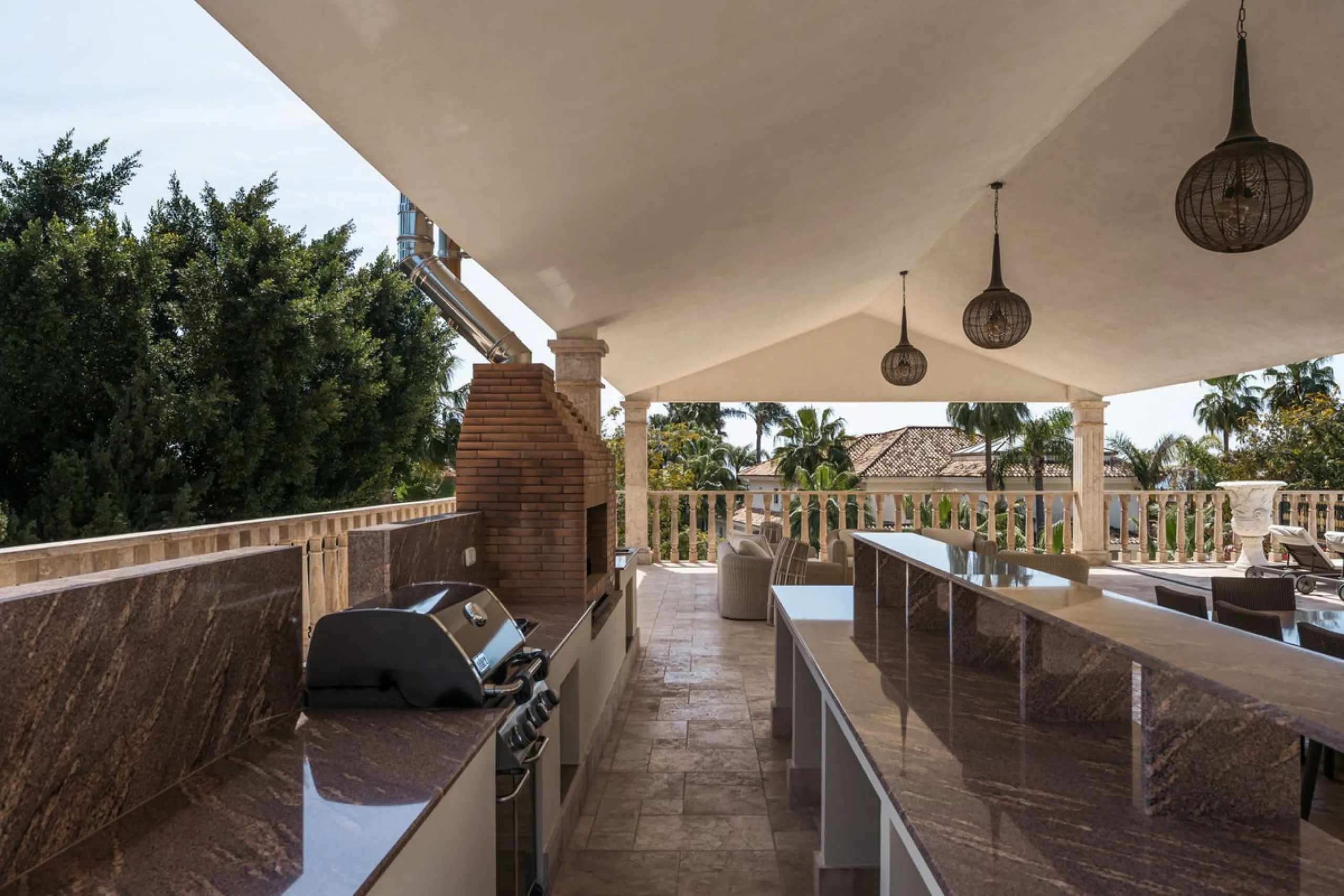 Großzügige Villa mit Meerblick und umfassender privater Ausstattung in Marbella