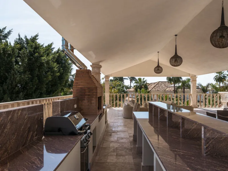 Großzügige Villa mit Meerblick und umfassender privater Ausstattung in Marbella