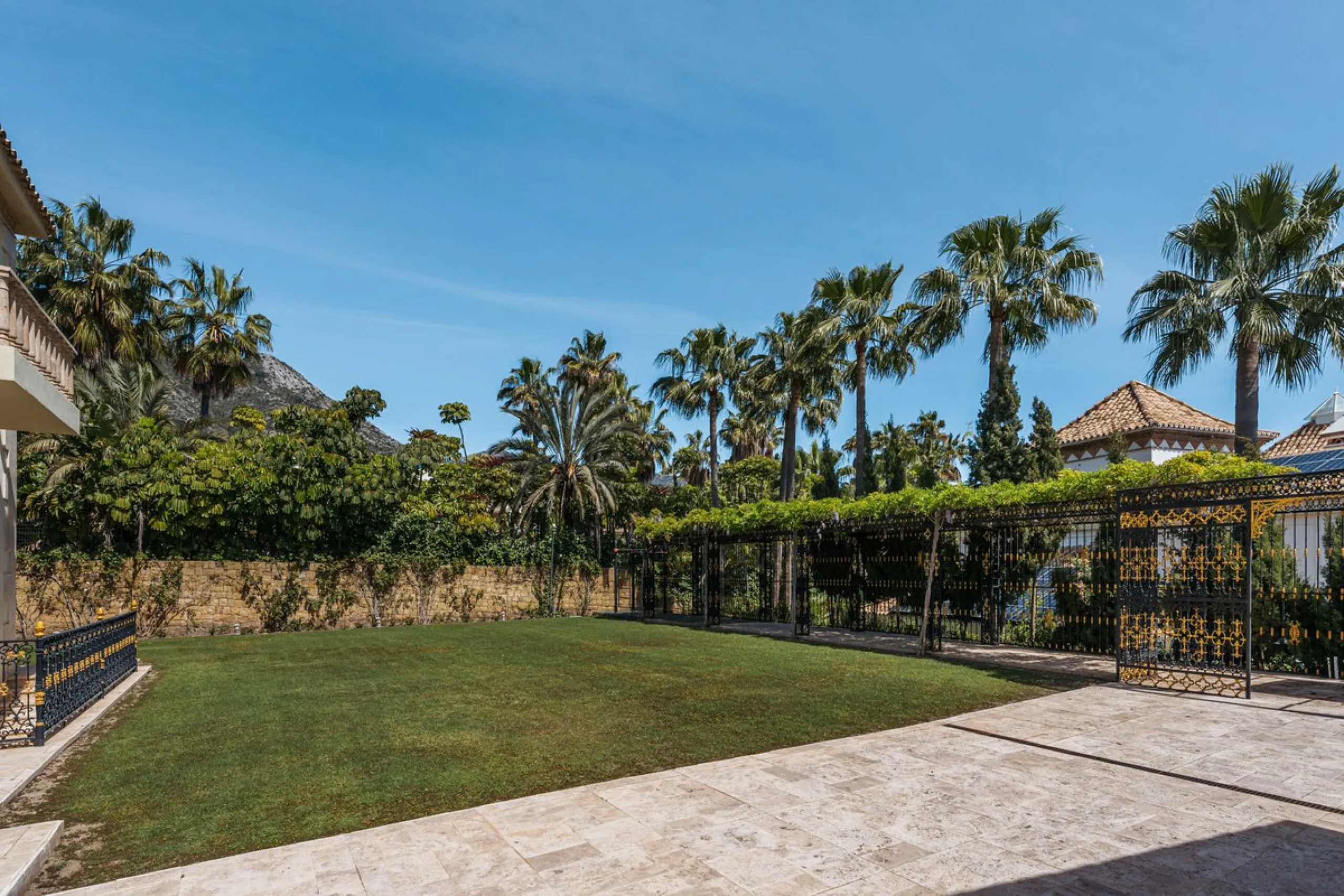 Großzügige Villa mit Meerblick und umfassender privater Ausstattung in Marbella