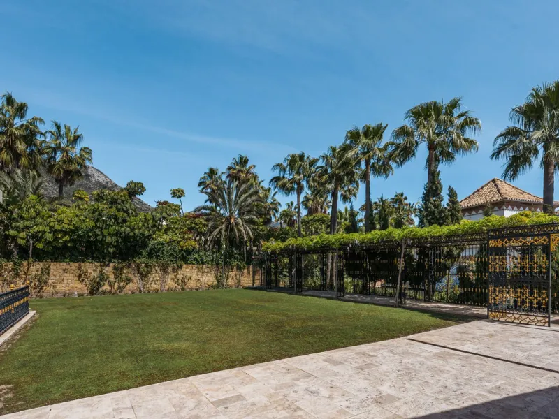 Großzügige Villa mit Meerblick und umfassender privater Ausstattung in Marbella