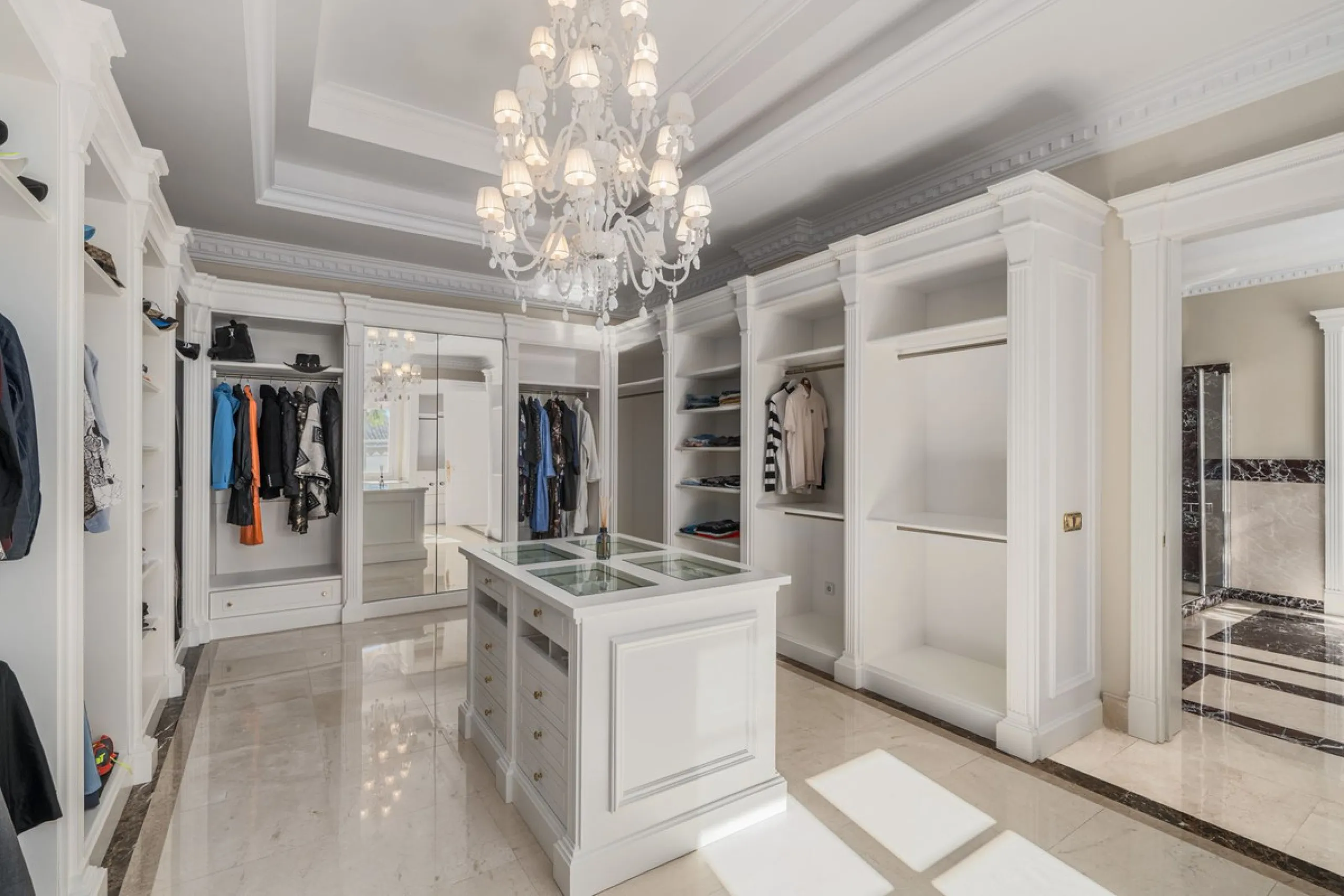 Großzügige Villa mit Meerblick und umfassender privater Ausstattung in Marbella