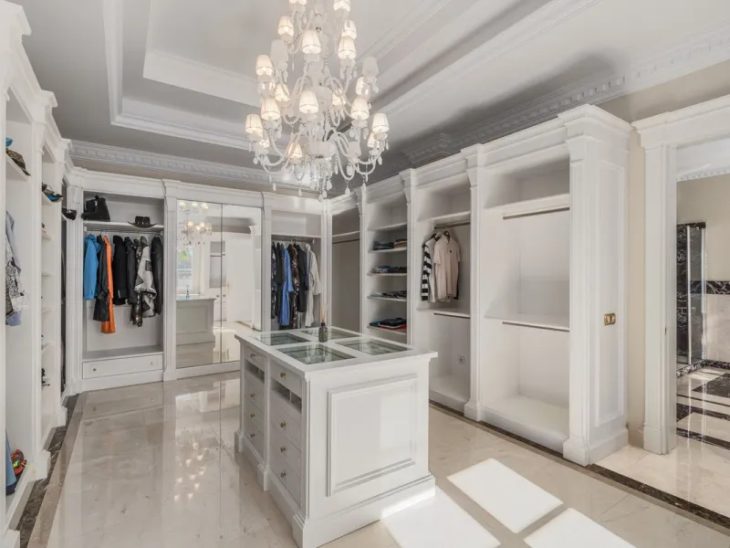 Großzügige Villa mit Meerblick und umfassender privater Ausstattung in Marbella
