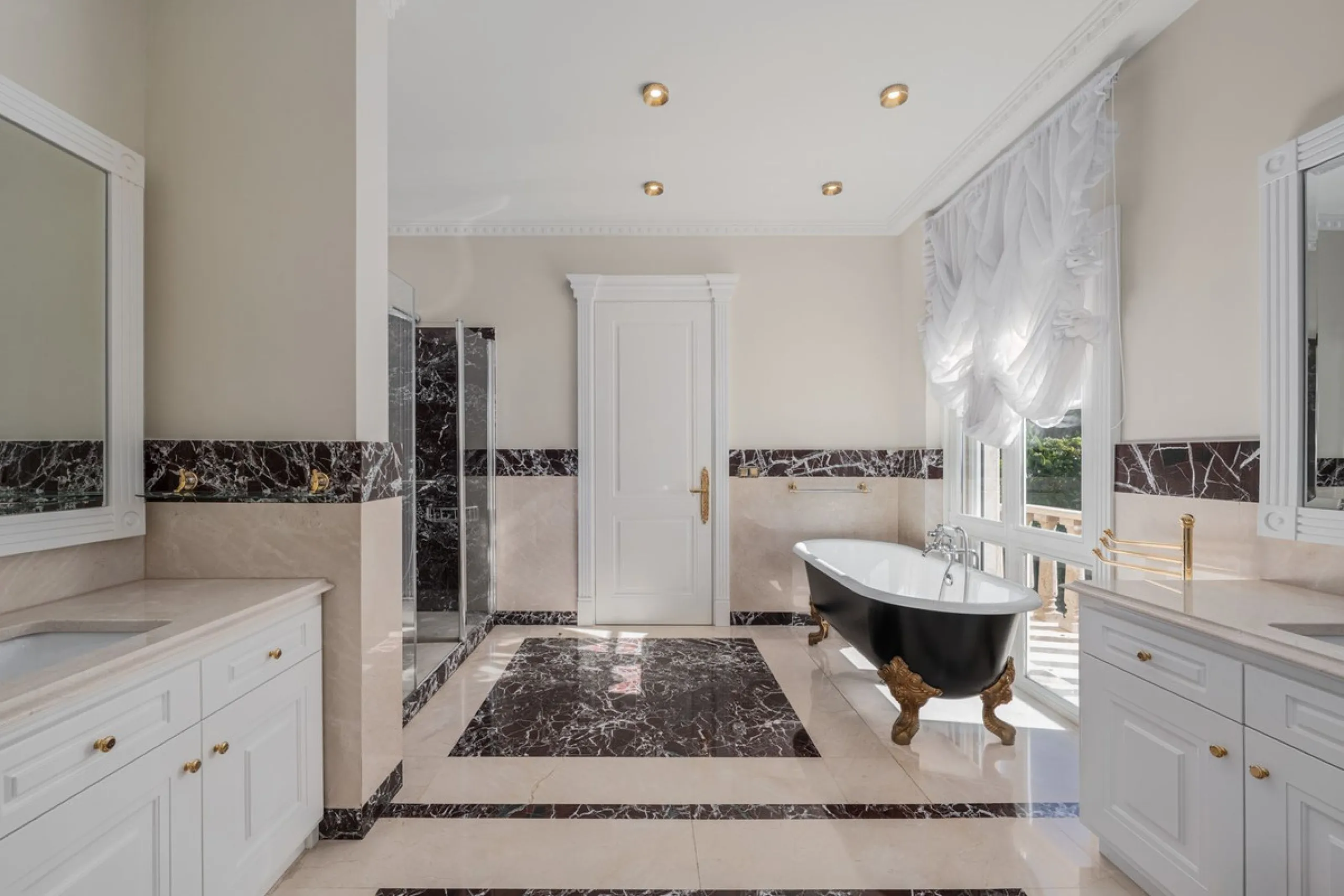 Großzügige Villa mit Meerblick und umfassender privater Ausstattung in Marbella