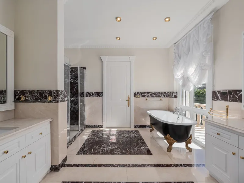 Großzügige Villa mit Meerblick und umfassender privater Ausstattung in Marbella