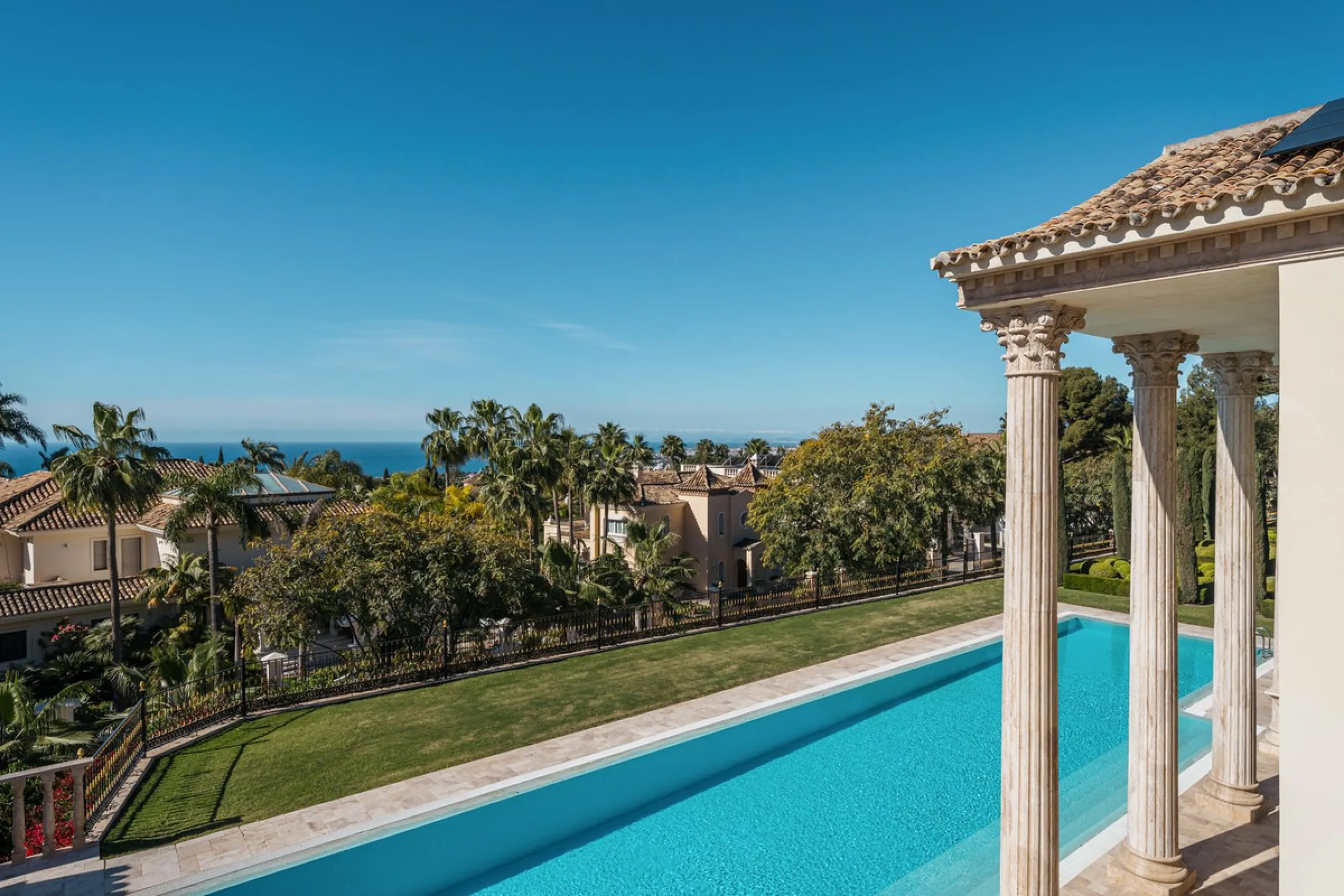 Großzügige Villa mit Meerblick und umfassender privater Ausstattung in Marbella