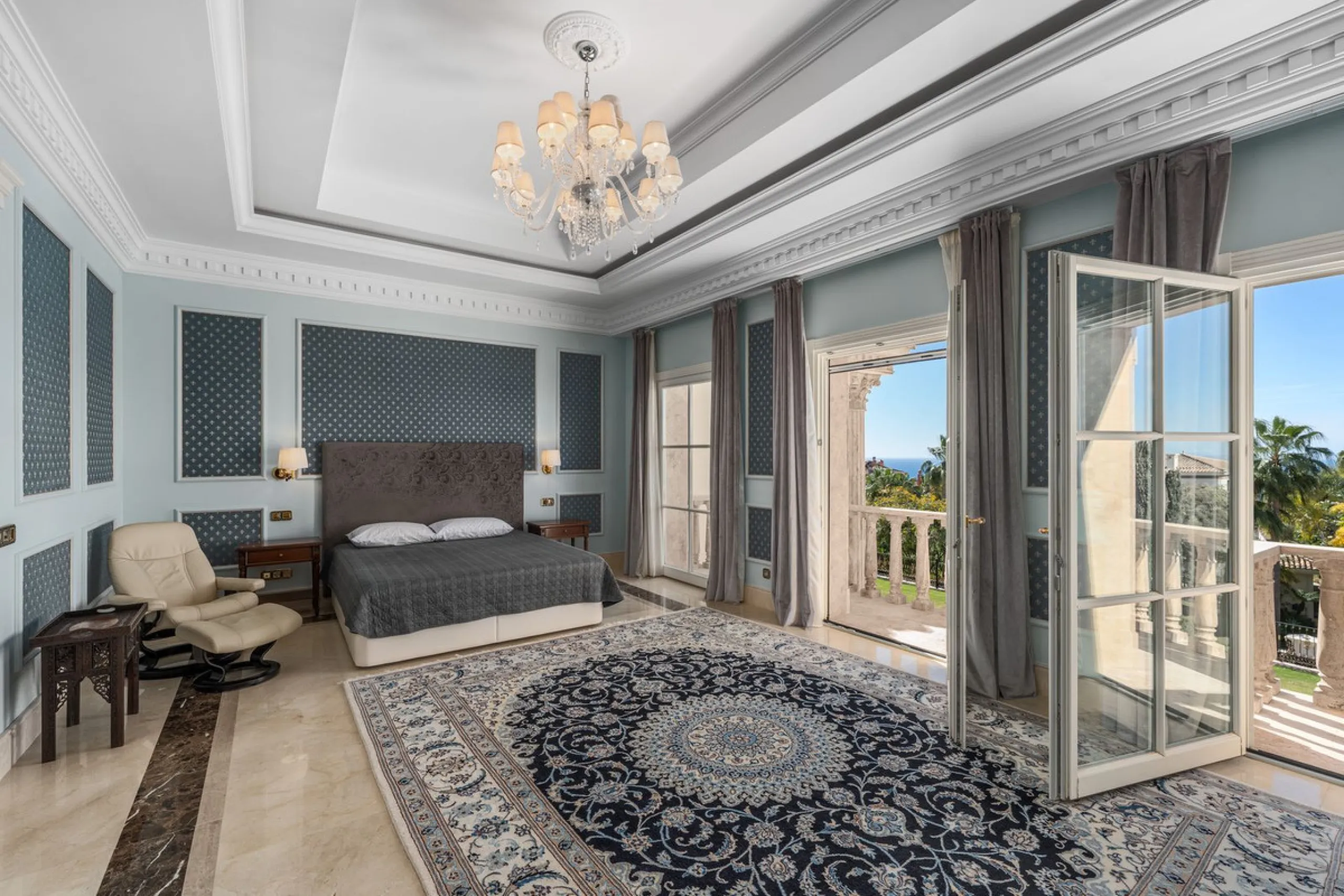 Großzügige Villa mit Meerblick und umfassender privater Ausstattung in Marbella