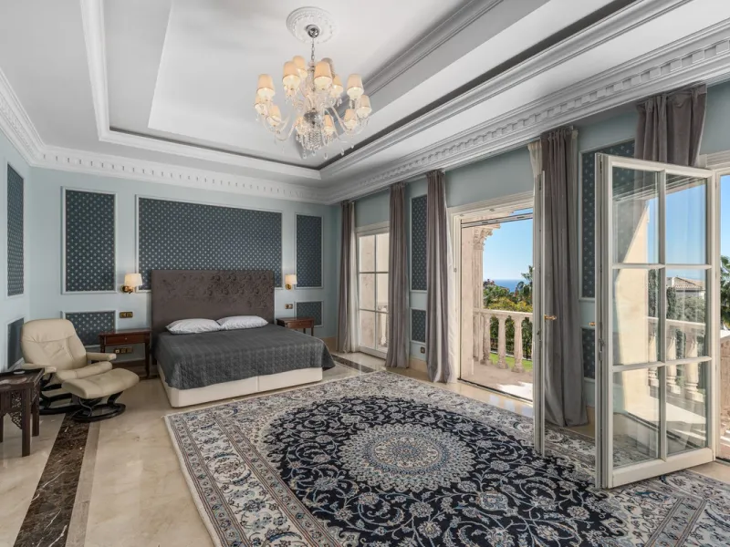 Großzügige Villa mit Meerblick und umfassender privater Ausstattung in Marbella