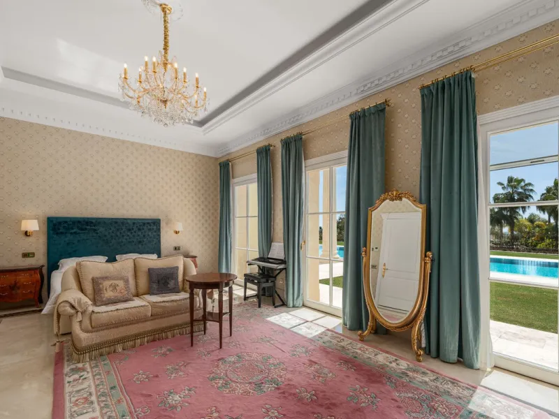 Großzügige Villa mit Meerblick und umfassender privater Ausstattung in Marbella