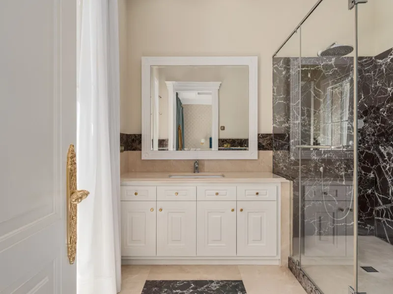 Großzügige Villa mit Meerblick und umfassender privater Ausstattung in Marbella