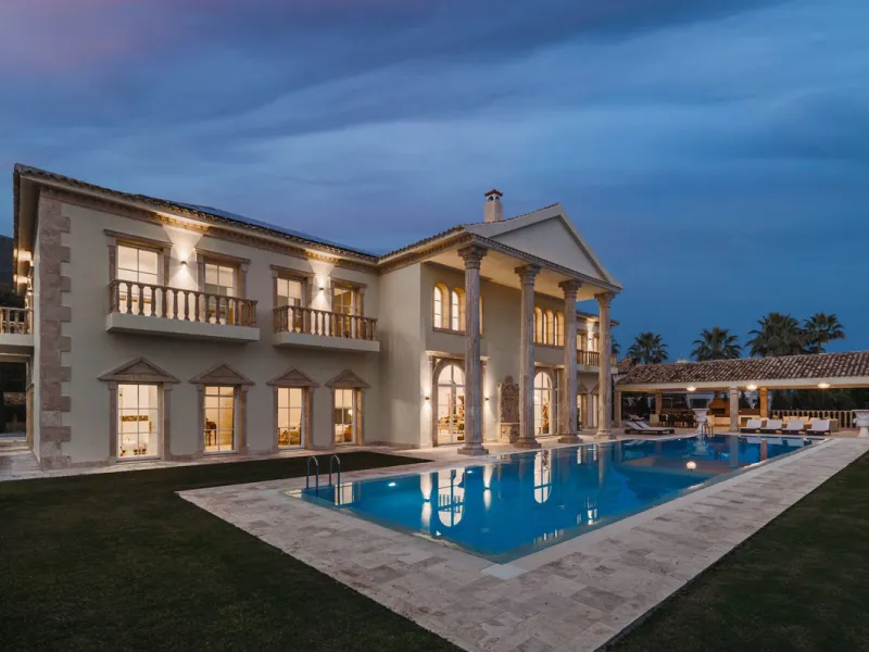 Großzügige Villa mit Meerblick und umfassender privater Ausstattung in Marbella