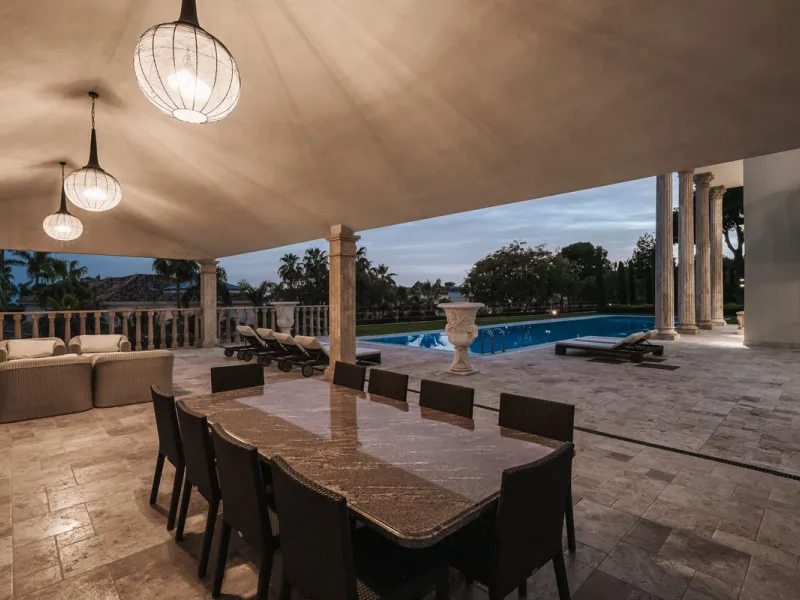Großzügige Villa mit Meerblick und umfassender privater Ausstattung in Marbella