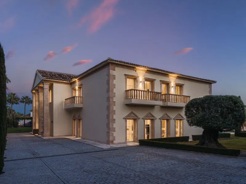 Großzügige Villa mit Meerblick und umfassender privater Ausstattung in Marbella
