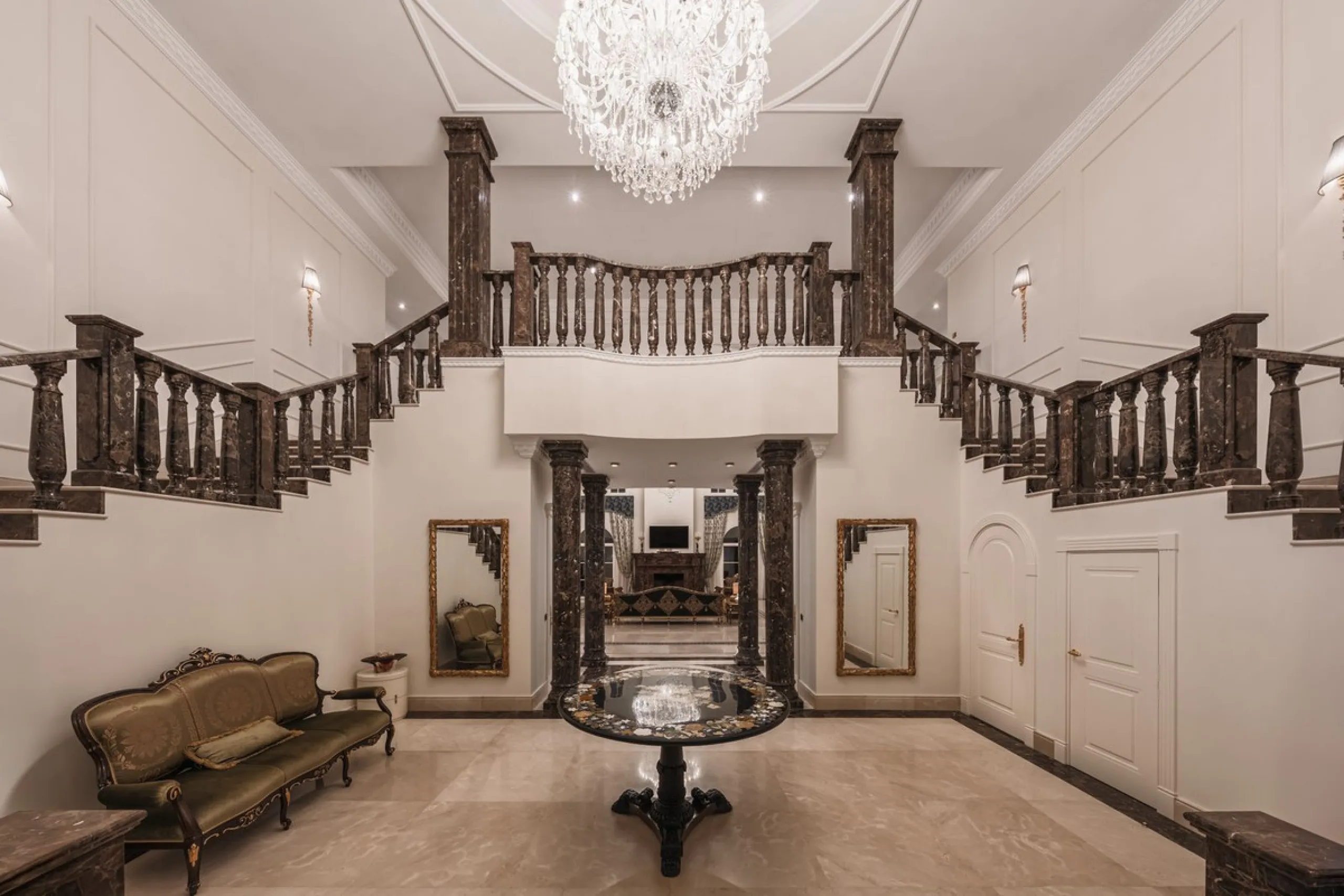Großzügige Villa mit Meerblick und umfassender privater Ausstattung in Marbella
