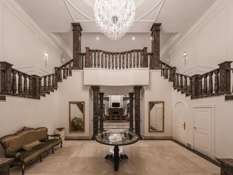Großzügige Villa mit Meerblick und umfassender privater Ausstattung in Marbella