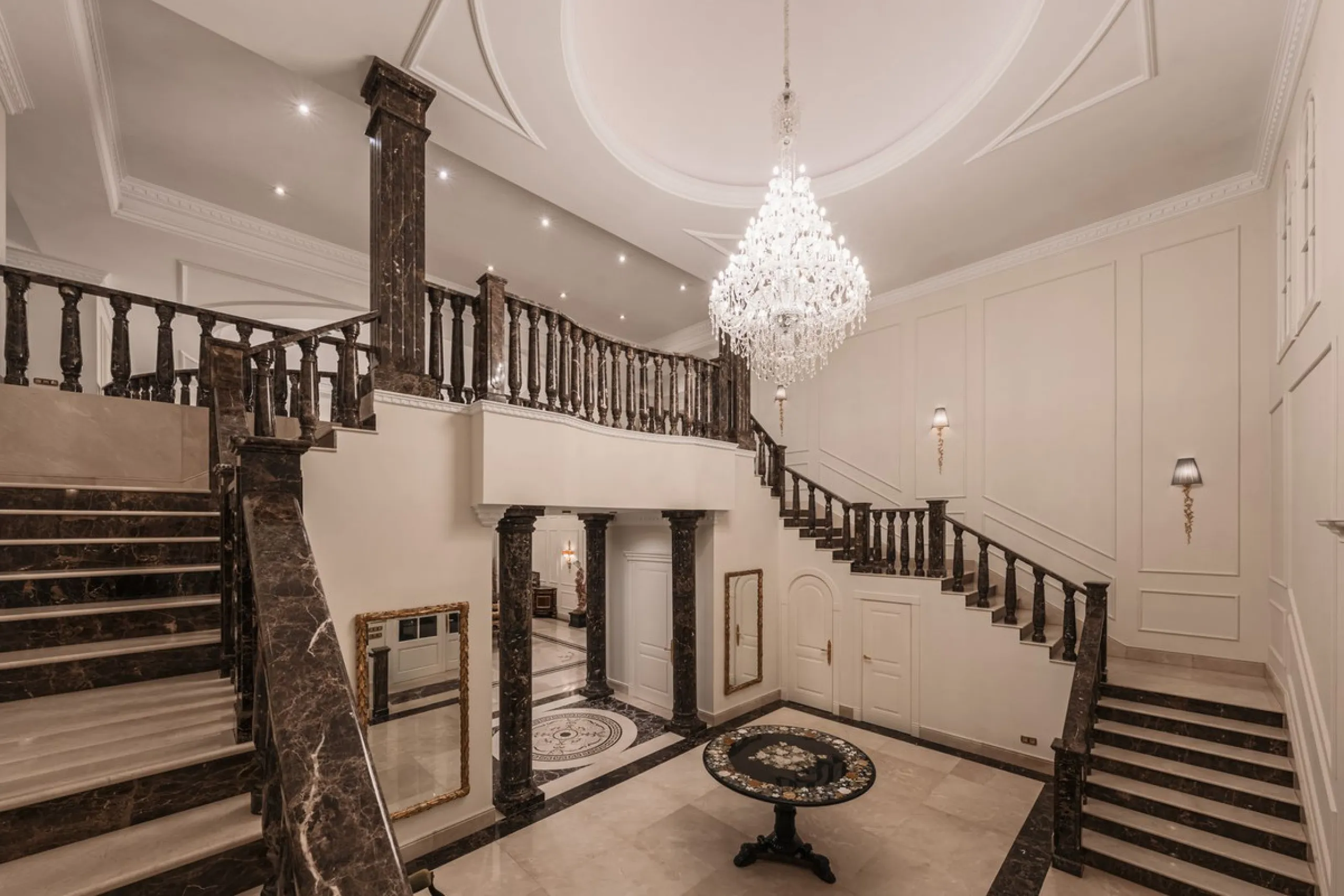 Großzügige Villa mit Meerblick und umfassender privater Ausstattung in Marbella