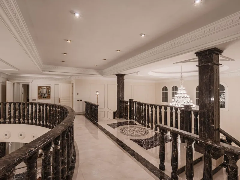 Großzügige Villa mit Meerblick und umfassender privater Ausstattung in Marbella