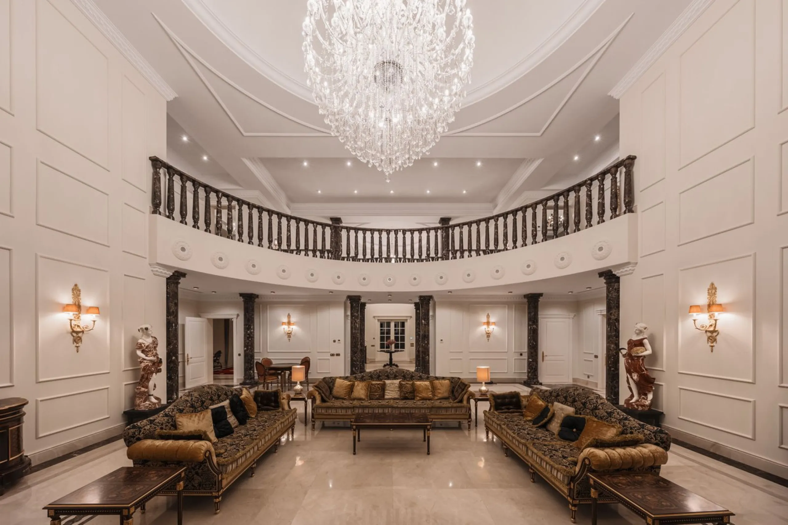 Großzügige Villa mit Meerblick und umfassender privater Ausstattung in Marbella