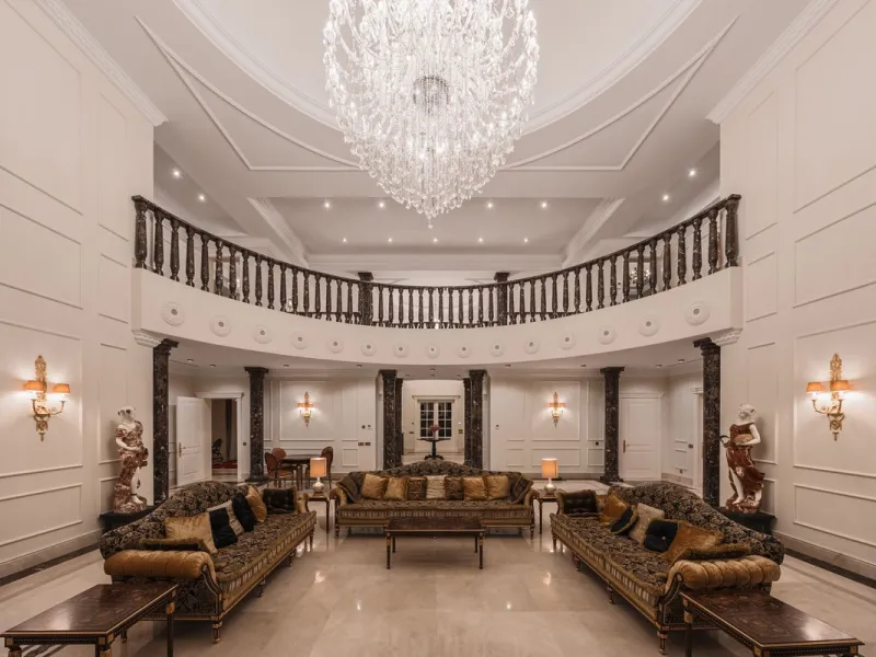 Großzügige Villa mit Meerblick und umfassender privater Ausstattung in Marbella