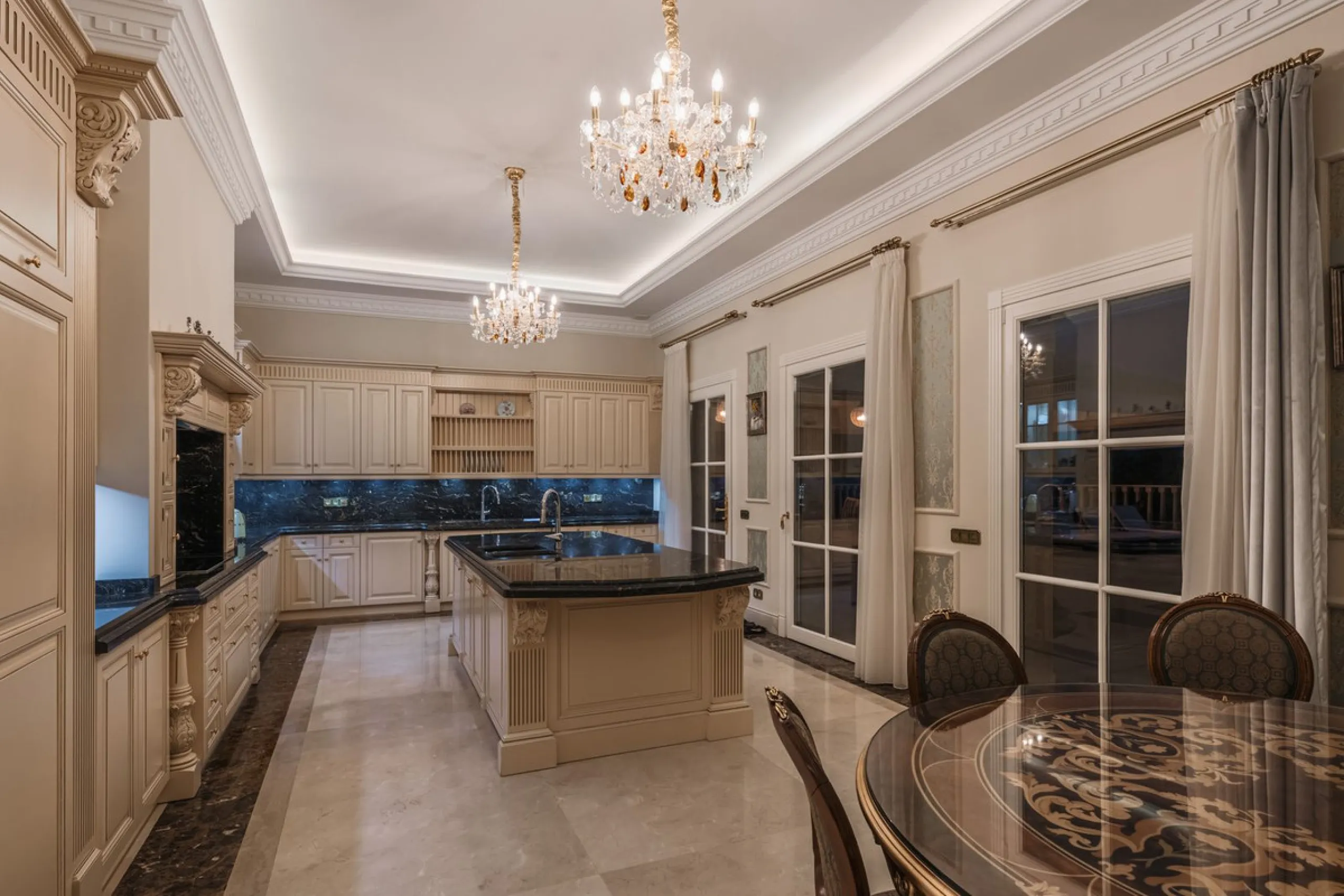 Großzügige Villa mit Meerblick und umfassender privater Ausstattung in Marbella