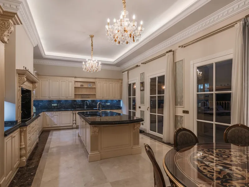 Großzügige Villa mit Meerblick und umfassender privater Ausstattung in Marbella