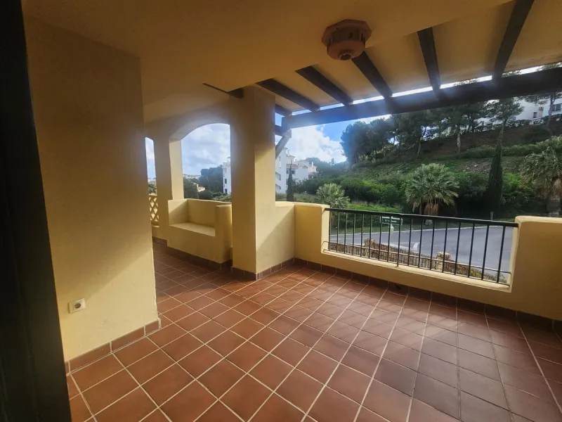 Discover your new home next to Miraflores! This charming corner apartment on the second floor offers you a comfortable and sophisticated lifestyle. With 117 m² built, it has three large bedrooms, two bathrooms and built-in wardrobes that optimize space. T