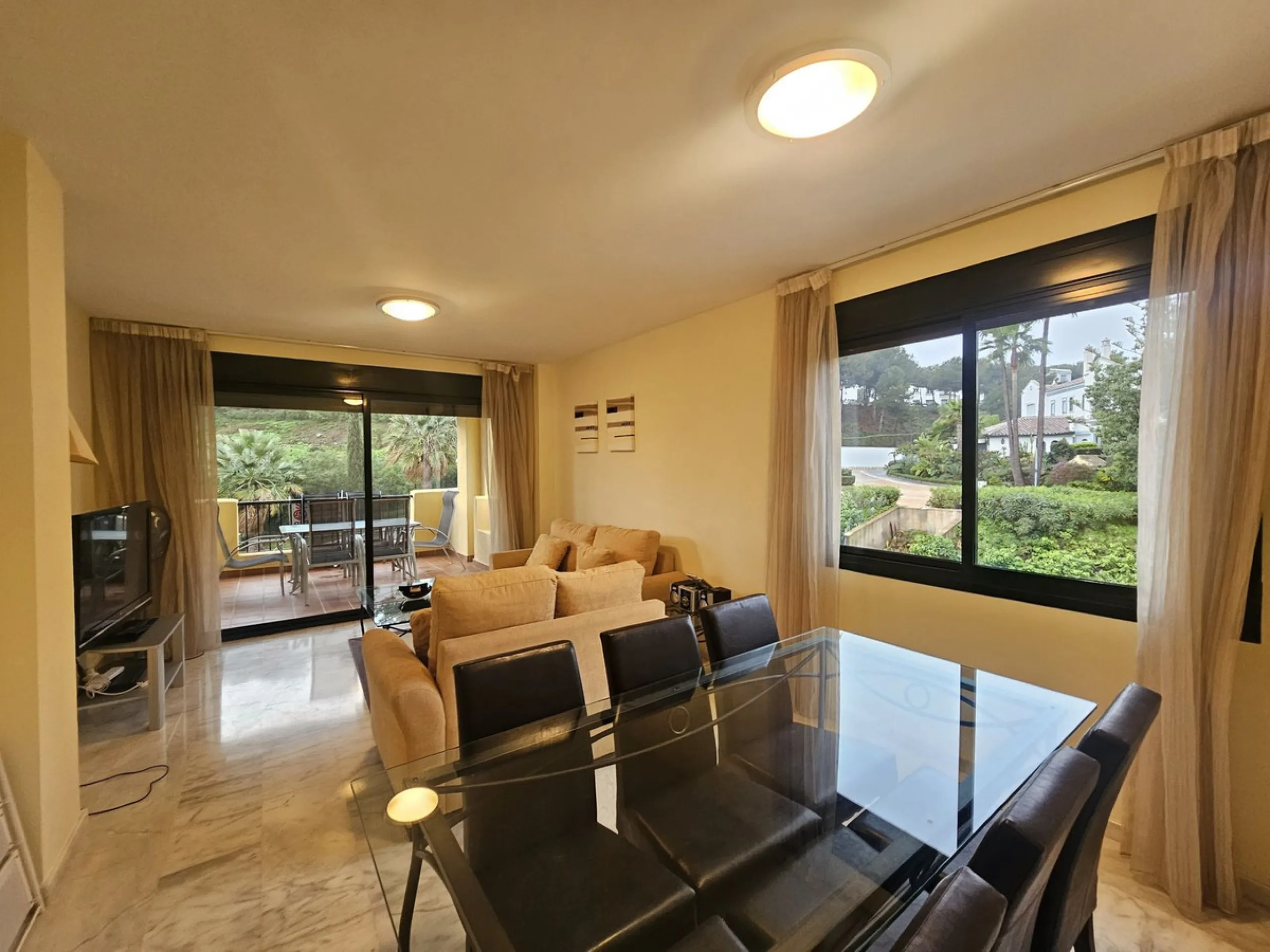 Discover your new home next to Miraflores! This charming corner apartment on the second floor offers you a comfortable and sophisticated lifestyle. With 117 m² built, it has three large bedrooms, two bathrooms and built-in wardrobes that optimize space. T