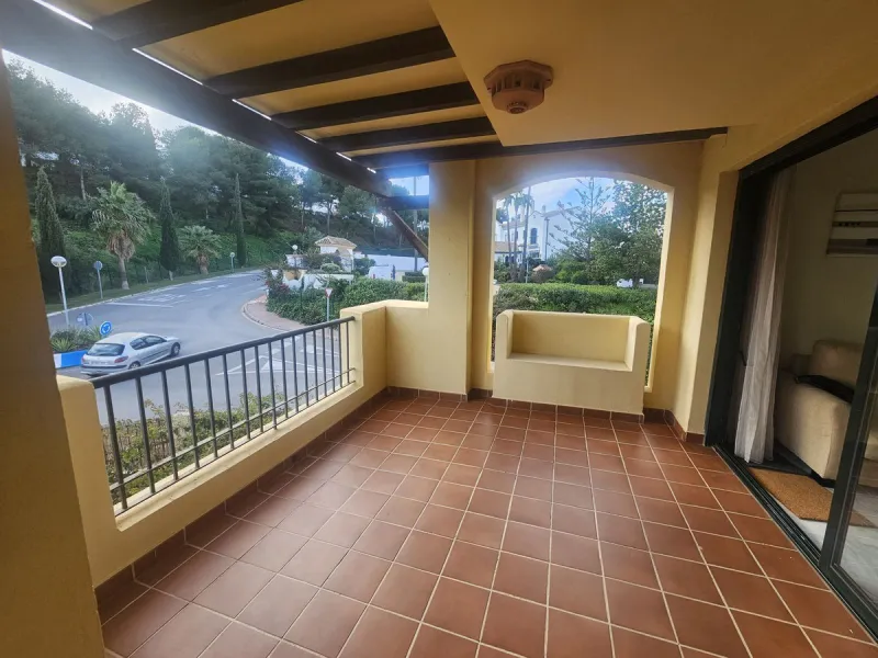 Discover your new home next to Miraflores! This charming corner apartment on the second floor offers you a comfortable and sophisticated lifestyle. With 117 m² built, it has three large bedrooms, two bathrooms and built-in wardrobes that optimize space. T