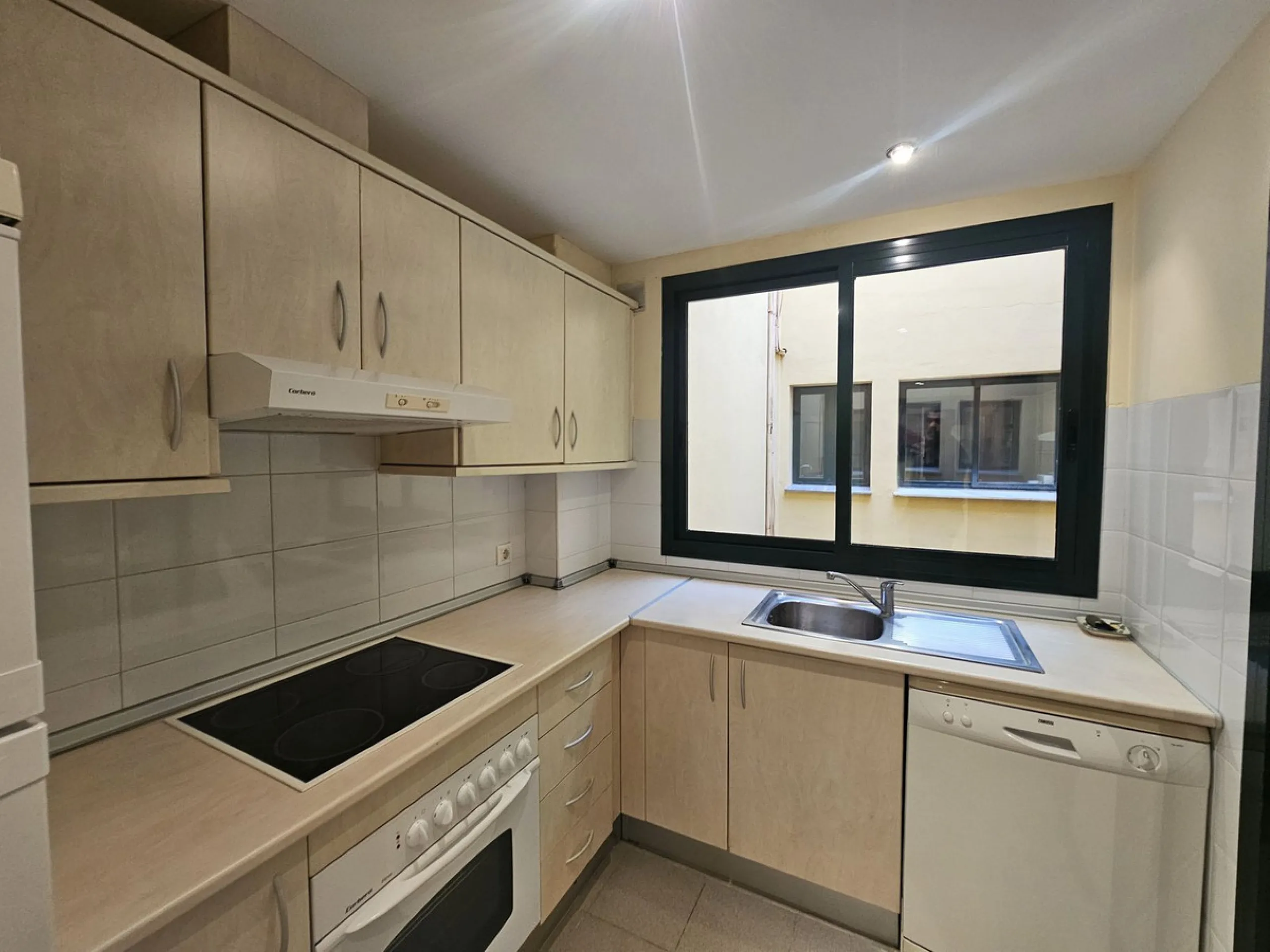 Discover your new home next to Miraflores! This charming corner apartment on the second floor offers you a comfortable and sophisticated lifestyle. With 117 m² built, it has three large bedrooms, two bathrooms and built-in wardrobes that optimize space. T