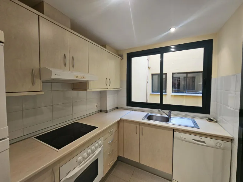 Discover your new home next to Miraflores! This charming corner apartment on the second floor offers you a comfortable and sophisticated lifestyle. With 117 m² built, it has three large bedrooms, two bathrooms and built-in wardrobes that optimize space. T