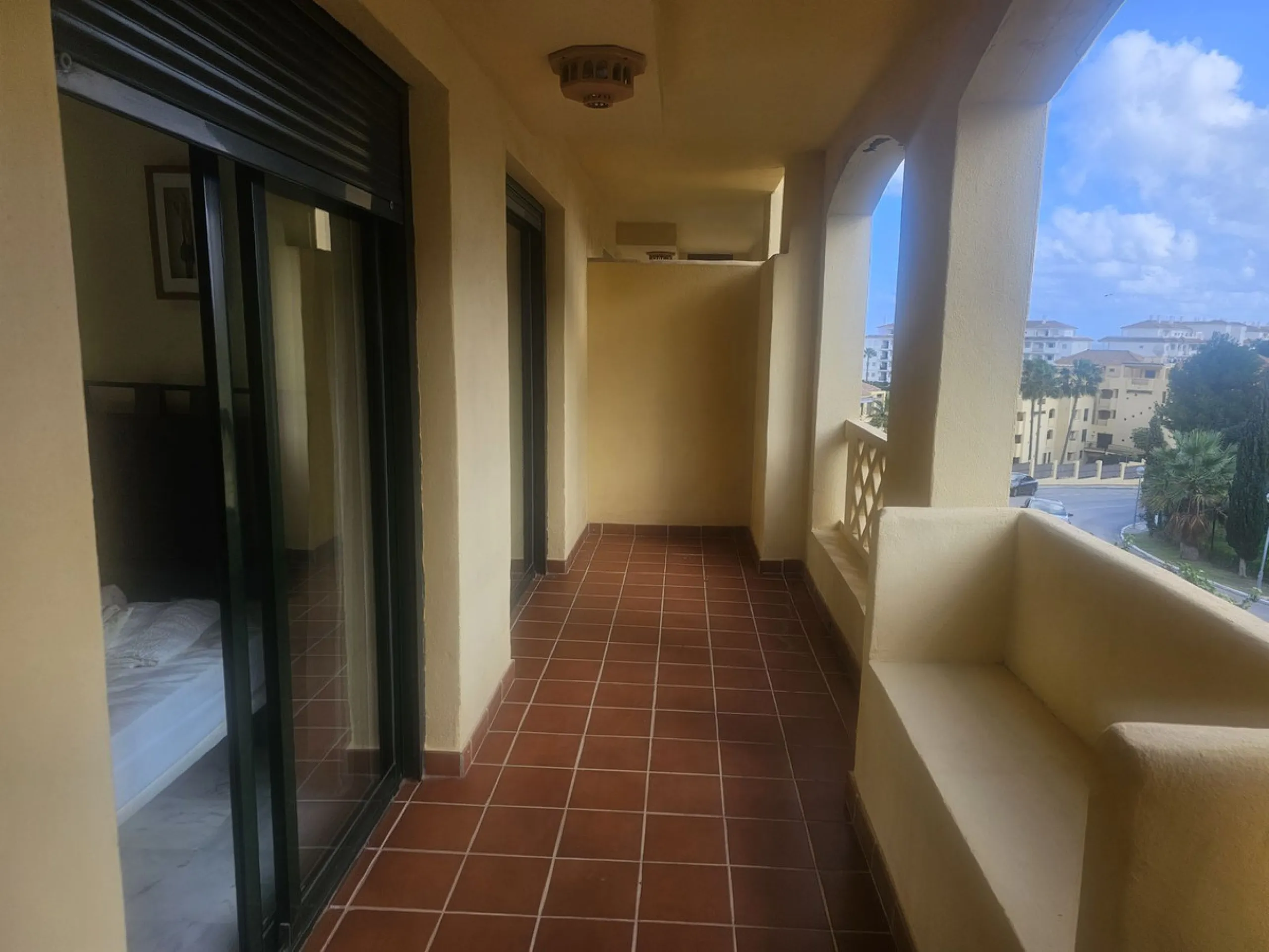 Discover your new home next to Miraflores! This charming corner apartment on the second floor offers you a comfortable and sophisticated lifestyle. With 117 m² built, it has three large bedrooms, two bathrooms and built-in wardrobes that optimize space. T